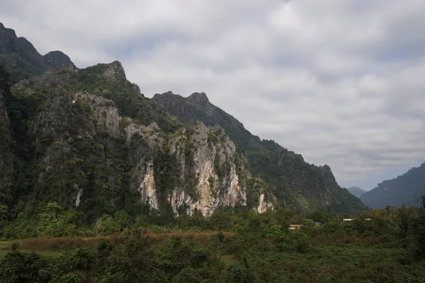 Vista Montanhas Fundo Céu Nublado — Fotografia de Stock