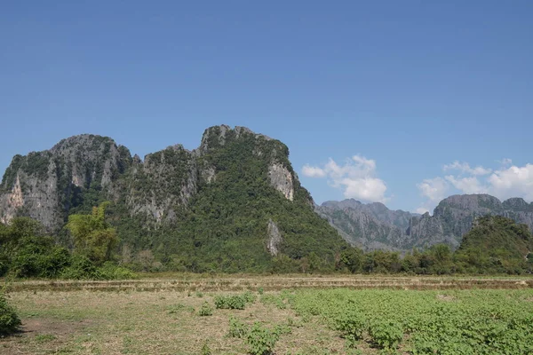 青空の背景に山の景色 — ストック写真