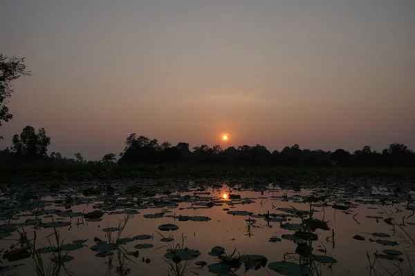 Blick Auf Den Bunten Sonnenuntergang Über Dem Fluss — Stockfoto