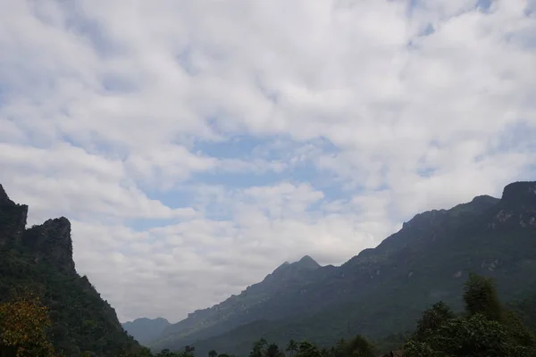 曇り空の背景に山の眺め — ストック写真