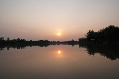 nehir üzerinde renkli günbatımı görünümü 