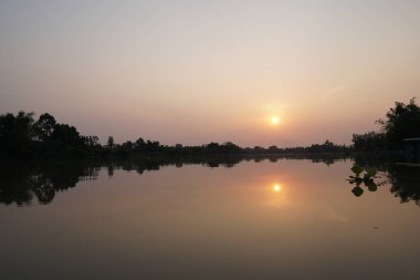 nehir üzerinde renkli günbatımı görünümü 