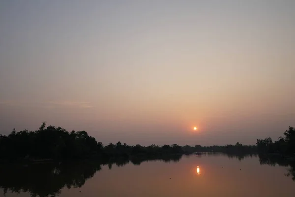 Blick Auf Den Bunten Sonnenuntergang Über Dem Fluss — Stockfoto