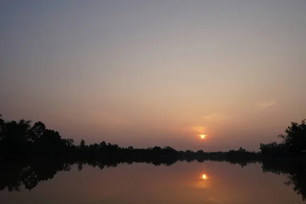 Blick Auf Den Bunten Sonnenuntergang Über Dem Fluss — Stockfoto