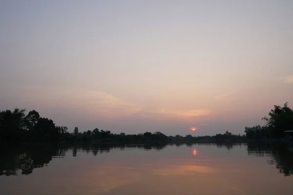 川の上のカラフルな夕日の眺め — ストック写真