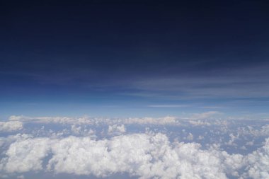 mavi gökyüzü arka plan üzerinde kabarık beyaz bulutların görünümü, kopya alanı