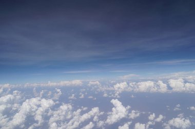 mavi gökyüzü arka plan üzerinde kabarık beyaz bulutların görünümü, kopya alanı