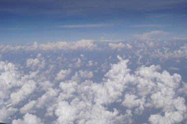 mavi gökyüzü arka plan üzerinde kabarık beyaz bulutların görünümü, kopya alanı