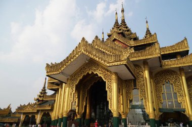 Antik tapınağın içindeki Buda heykelleri