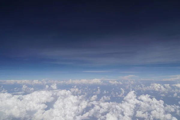 Vista Nubes Blancas Esponjosas Sobre Fondo Azul Del Cielo Espacio — Foto de Stock