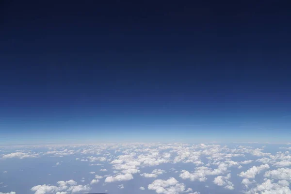 Vista Nuvens Brancas Fofas Fundo Azul Céu Espaço Cópia — Fotografia de Stock