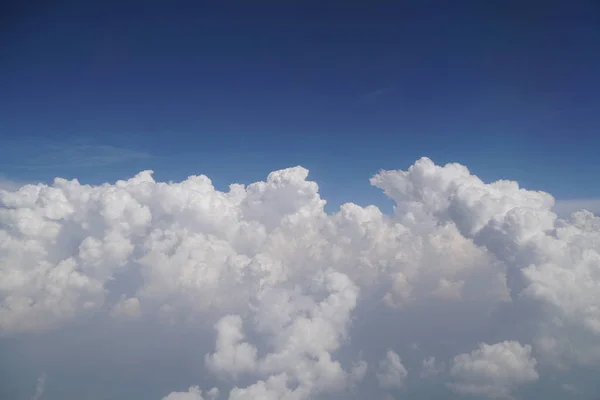 Vista Nuvens Brancas Fofas Fundo Azul Céu Espaço Cópia — Fotografia de Stock