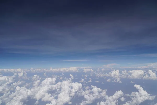 青空の背景にふわふわの白い雲のビュー コピースペース — ストック写真