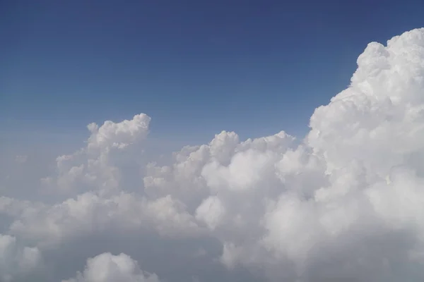 Vista Nuvens Brancas Fofas Fundo Azul Céu Espaço Cópia — Fotografia de Stock