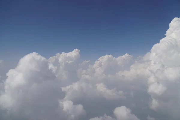 Vista Nuvens Brancas Fofas Fundo Azul Céu Espaço Cópia — Fotografia de Stock