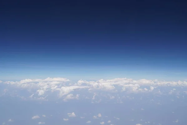 Vista Nuvens Brancas Fofas Fundo Azul Céu Espaço Cópia — Fotografia de Stock