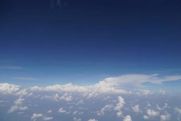 Vista Nubes Blancas Esponjosas Sobre Fondo Azul Del Cielo Espacio — Foto de Stock