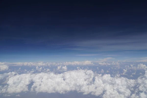 Blick Auf Flauschige Weiße Wolken Auf Blauem Himmelshintergrund Kopierraum — Stockfoto