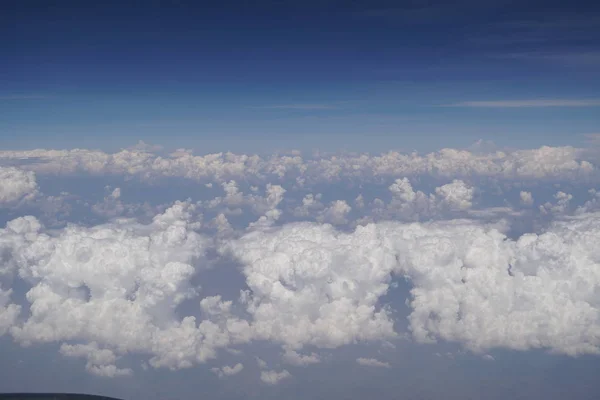 Vista Nuvens Brancas Fofas Fundo Azul Céu Espaço Cópia — Fotografia de Stock