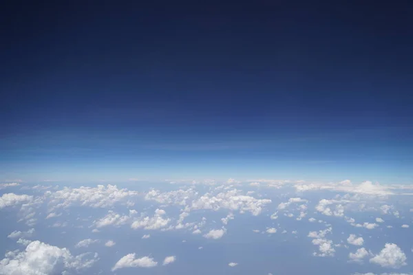 Vista Nuvens Brancas Fofas Fundo Azul Céu Espaço Cópia — Fotografia de Stock