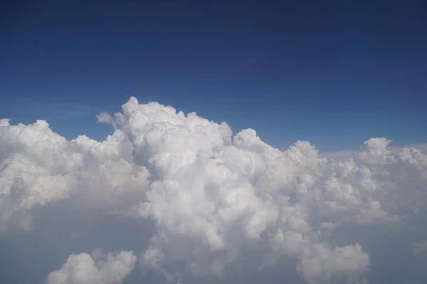 青空の背景にふわふわの白い雲のビュー コピースペース — ストック写真