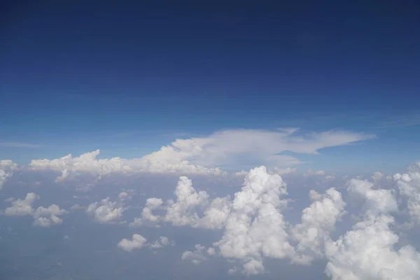 Вид Пухнасті Білі Хмари Фоні Блакитного Неба Копіювання Простору — стокове фото