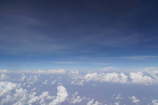 Vista Nuvens Brancas Fofas Fundo Azul Céu Espaço Cópia — Fotografia de Stock