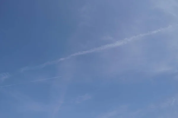 Klarblå Himmel Som Bakgrund — Stockfoto