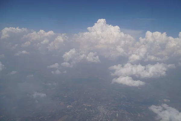 Vista Nuvens Brancas Fofas Fundo Azul Céu Espaço Cópia — Fotografia de Stock