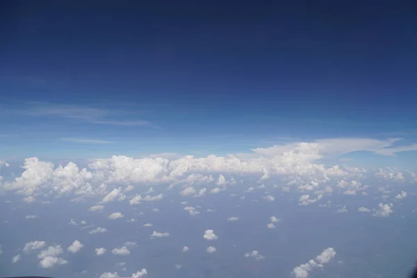 Vista Nuvens Brancas Fofas Fundo Azul Céu Espaço Cópia — Fotografia de Stock