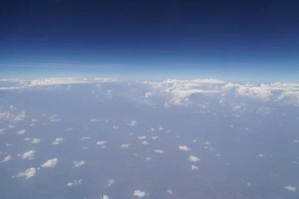 Vista Nuvens Brancas Fofas Fundo Azul Céu Espaço Cópia — Fotografia de Stock