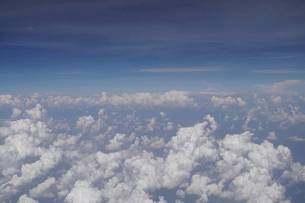 Vue Des Nuages Blancs Duveteux Sur Fond Bleu Ciel Espace — Photo