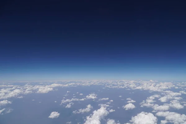 青空の背景にふわふわの白い雲のビュー コピースペース — ストック写真