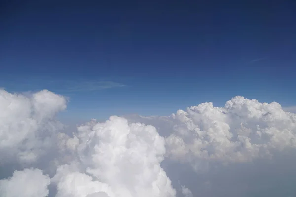 Kilátás Bolyhos Fehér Felhők Kék Háttérben Másolás Space — Stock Fotó