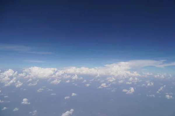 Vista Nuvens Brancas Fofas Fundo Azul Céu Espaço Cópia — Fotografia de Stock