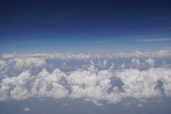 Вид Пухнасті Білі Хмари Фоні Блакитного Неба Копіювання Простору — стокове фото