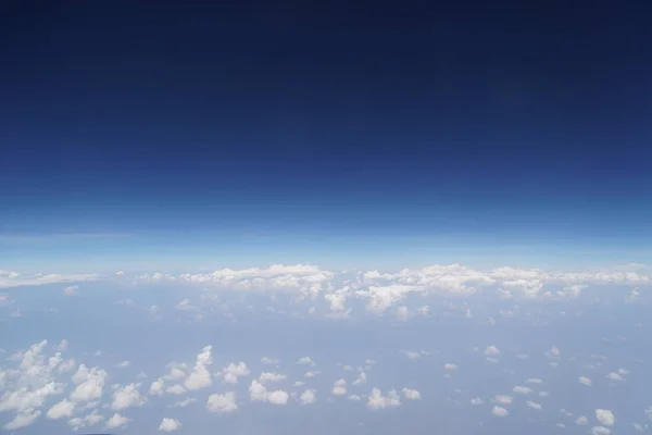 Uitzicht Pluizige Witte Wolken Achtergrond Van Blauwe Hemel Kopieer Ruimte — Stockfoto
