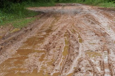 kirli yere yol yağmur gündüz, sonra 