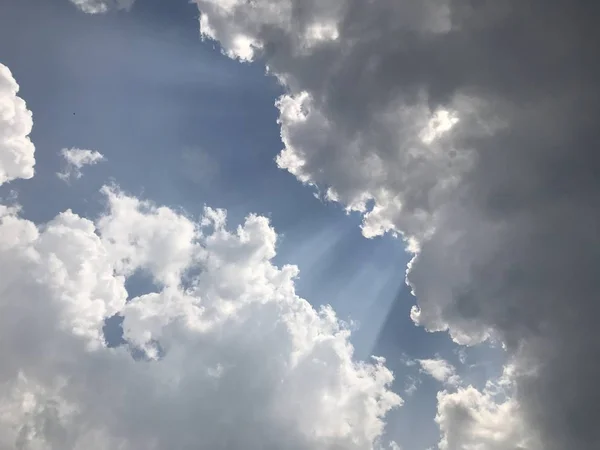 Uitzicht Pluizige Witte Wolken Achtergrond Van Blauwe Hemel Kopieer Ruimte — Stockfoto