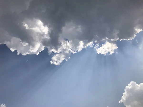 Över Fluffiga Vita Moln Blå Himmel Bakgrund Kopiera Utrymme — Stockfoto