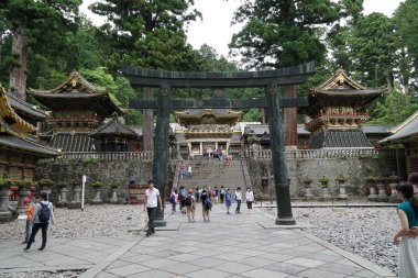 gündüz ormanda shinto türbe görünümü