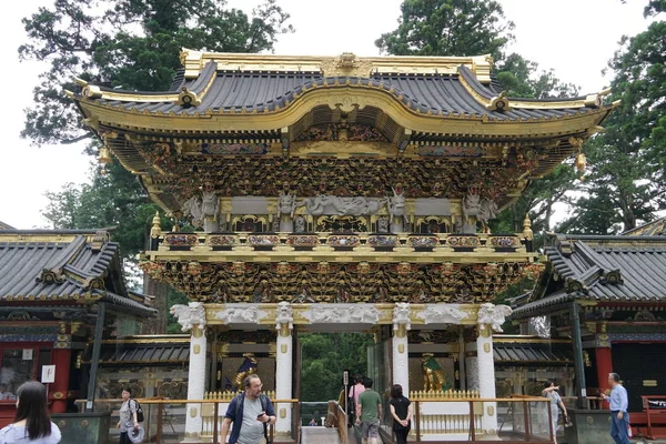 白天在森林里看神社 — 图库照片