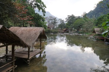 güneşli gündüz nehirde görünümünü  