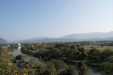 bulutlu gökyüzü ve yeşil ağaçlar, doğa yatay 