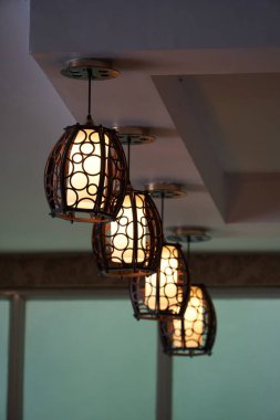 çatı altında asılı lambalar yakın 