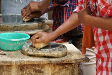 Myanmar halkı yüzlerini boyamak için ücretsiz Thanakha veya Licodia Acidissima kullanıyor 