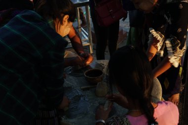 Myanmar halkı yüzlerini boyamak için ücretsiz Thanakha veya Licodia Acidissima kullanıyor 