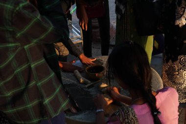 Myanmar halkı yüzlerini boyamak için ücretsiz Thanakha veya Licodia Acidissima kullanıyor 