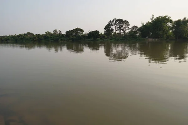 Blick Auf Den Fluss Auf Bewölkten Himmel Hintergrund — Stockfoto