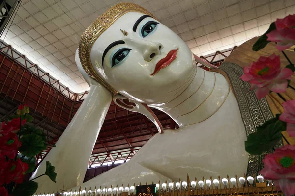 Estatua Buda Dentro Del Templo Antiguo —  Fotos de Stock